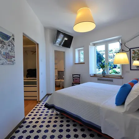Maison Lauren בית הארחה 2*